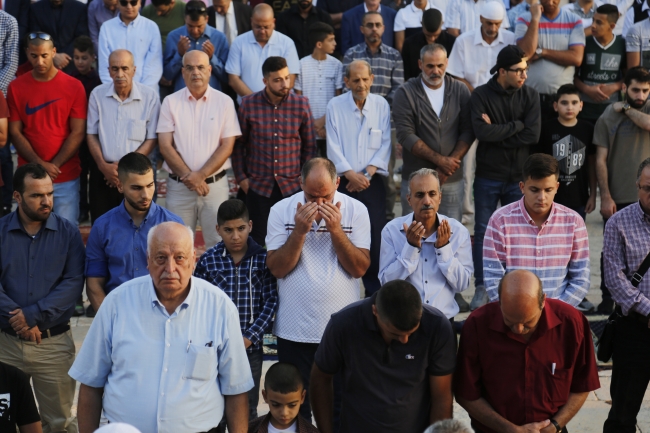 Filistinliler bayram namazını Mescid-i Aksa’da kıldı